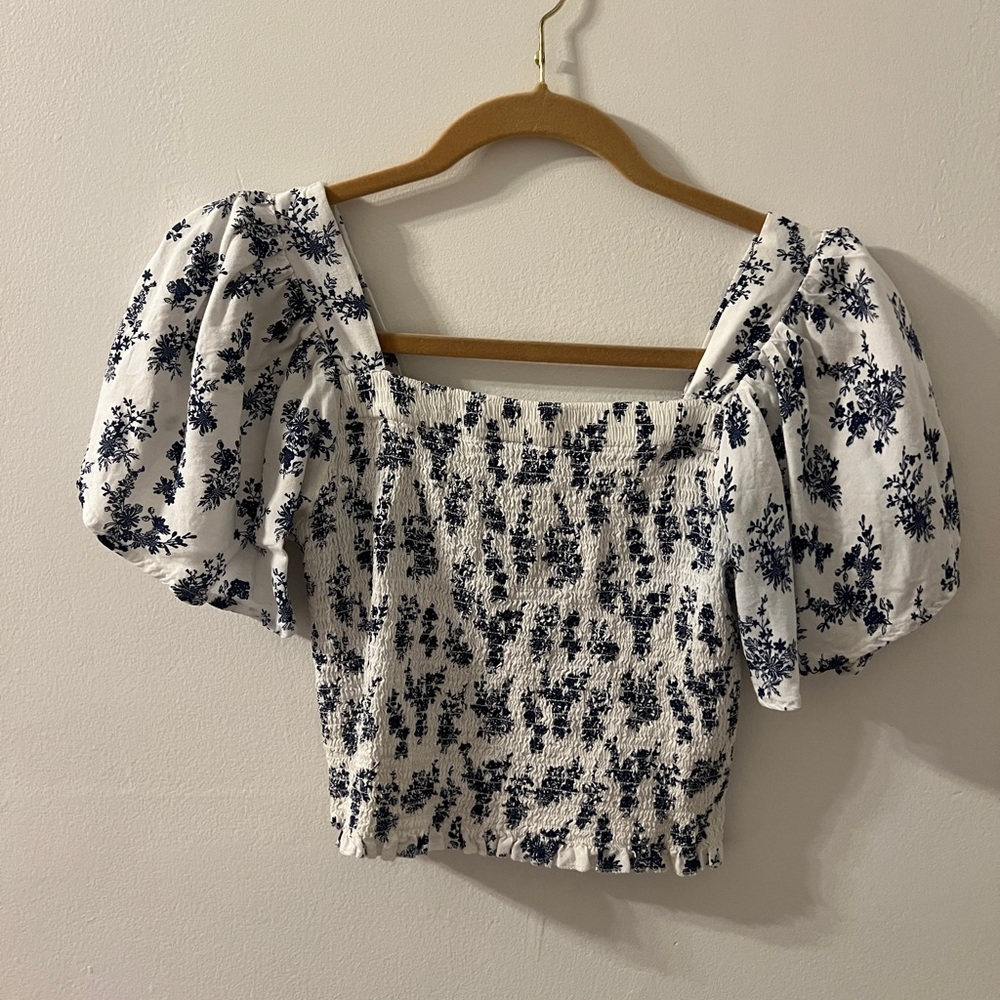 Flutter sleeve scrunch top